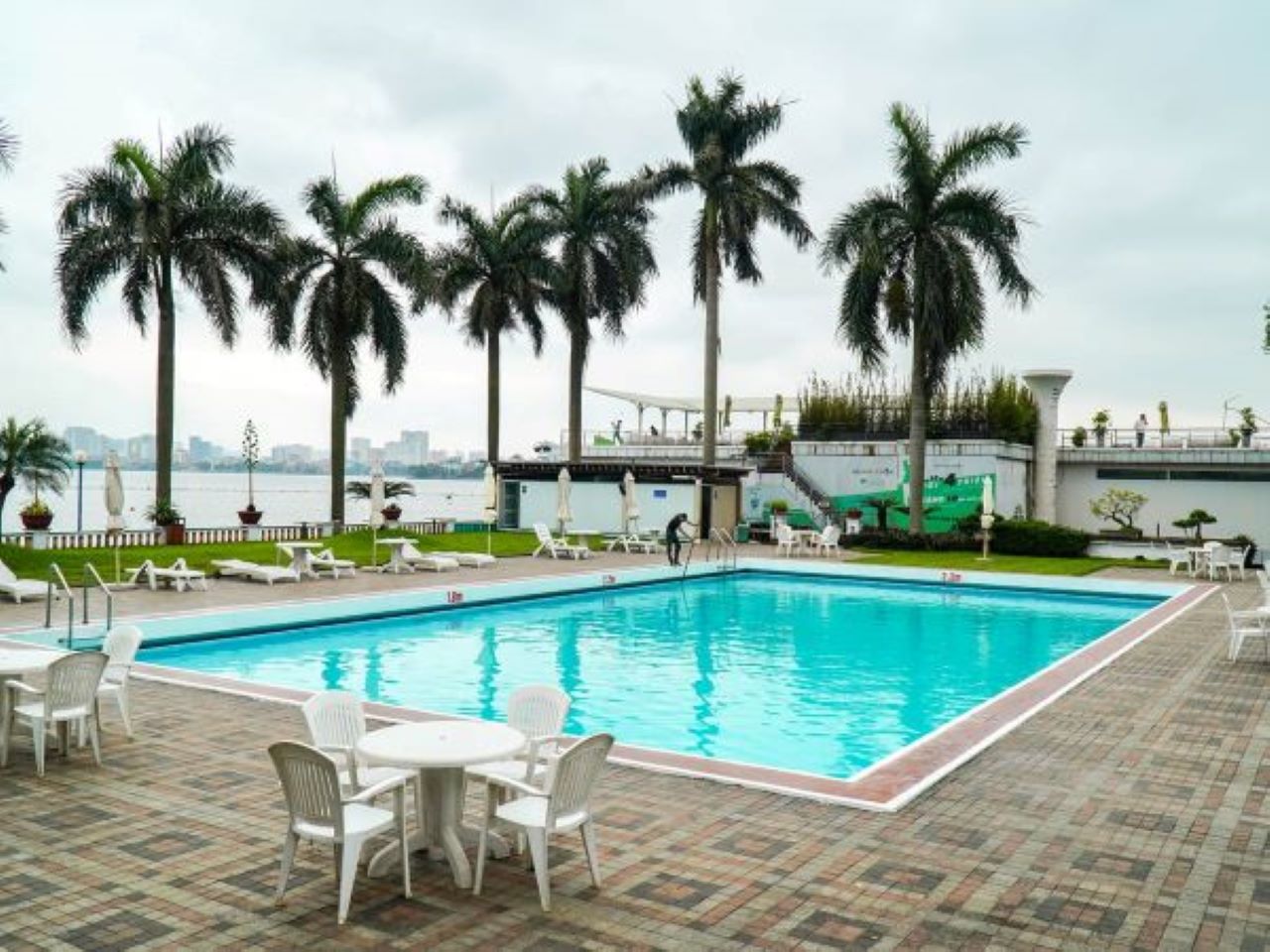 Bể bơi khách sạn Thắng Lợi