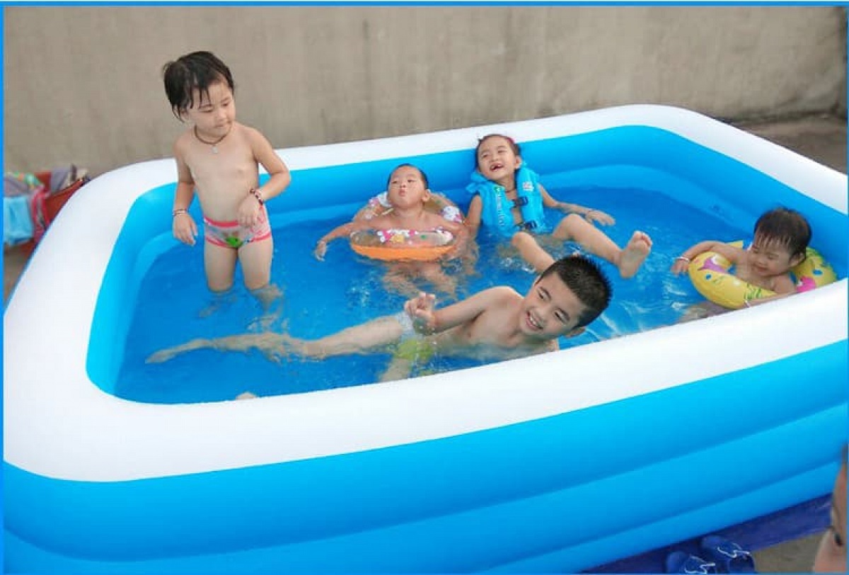 Có nên mua bể bơi 3 tầng cho bé không?