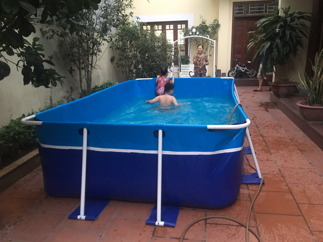 Cách lắp đặt bể bơi khung kim loại gia đình