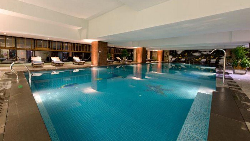 Hồ bơi có mái che tại khách sạn Mường Thanh