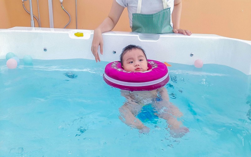 Cách sử dụng hồ bơi thuỷ liệu an toàn cho bé