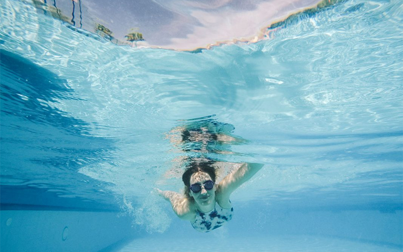 Uống nước bể bơi có tác hại gì?