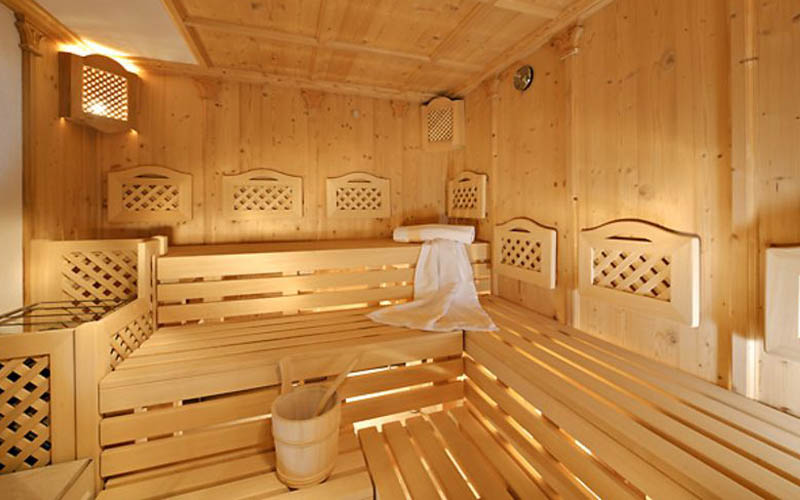 Phòng xông hơi khô gỗ kết hợp tường nhà