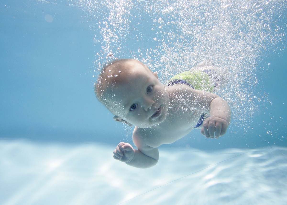 có nên cho trẻ sơ sinh bơi
